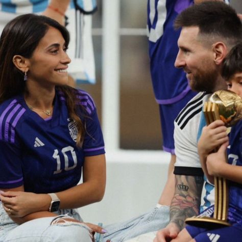 Aesthetic Wallpaper Workout, Sports Aesthetic Wallpaper, Aesthetic Sports Wallpaper, Messi Antonella, Lionel Messi Wife, Messi And Wife, Messy Girl Aesthetic, Antonella Messi, Sports Drawing