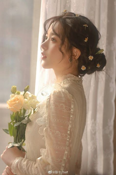 Post ပေးနည်း, Prewedding Hairstyle, Whimsical Wedding Hair, Korean Wedding Hair, Vintage Yearbook, Wedding Hair Flower Crown, Korean Bride, Pre Wedding Photoshoot Outfit, Flower Crown Hairstyle