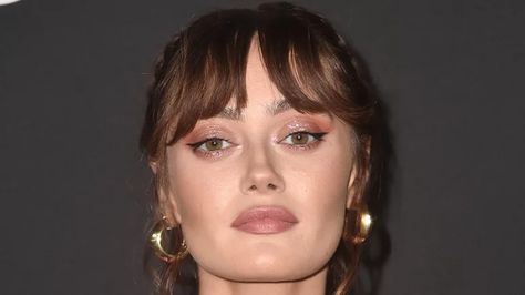 Baby Curtain Bangs Are The Edgiest New Hair Trend Of The Season Mini Curtain Bangs, Baby Curtain Bangs, Baby Curtains, New Hair Trends, Sport Hair, Curly Bangs, Classic Hairstyles, How To Style Bangs, Celebrity Hair Stylist