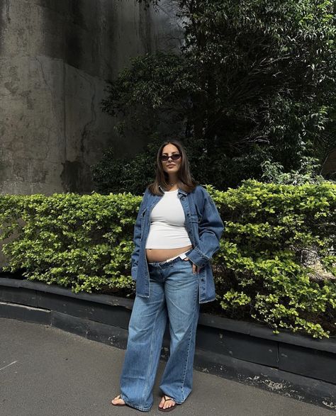 Crop Top Pregnant Outfit, Pregnancy Jeans Outfits, Baggy Tee, Mommy Outfits, Body Top, Pregnancy Wardrobe, Maternity Jeans, Cute Crop Tops, Pregnancy Outfits