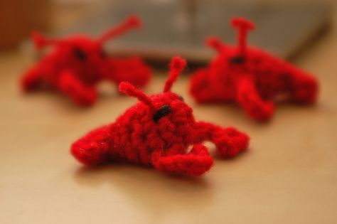 Teeny Tiny Lobsters! Are you looking @Beka Lindeman and @Darrin Beasecker? Crochet Lobster, Kat Haken, Crochet Cat Toys, Crocheted Animals, Crochet Fish, Cat Applique, Applique Pattern, Crochet Applique, Crochet Cat