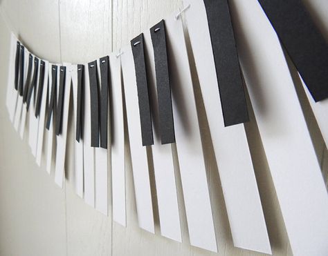 Piano Garland Paper Music Garland Band Party by ElisabethNicole Snowflake Making, Music Party Decorations, Music Birthday Party, Music Theme Birthday, Jazz Party, Music Classroom Decor, Garland Paper, Deco Disney, Music Themed Parties