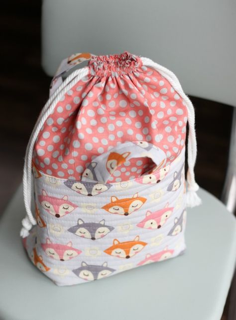 This cute fabric basket with an easy close drawstring can be used for things like toys, a mini diaper bag and more. It's a great baby shower gift! Sacs Tote Bags, Sew Ins, Beginner Sewing Projects Easy, Creation Couture, Fabric Baskets, Sewing Projects For Beginners, Sewing Skills, Easy Sewing Projects, Diy Couture