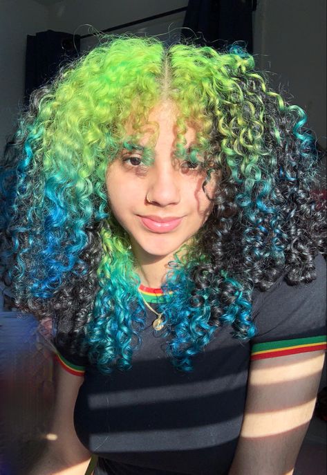 Curly Hair Vibrant Color, Multicolored Curly Hair, Cool Hair Dye Ideas Curly Hair, Split Dye On Curly Hair, Dyed Hair Inspo For Curly Hair, Colorful Curly Hair Black Women, Curly Hair Dye Styles, Curly Vivid Hair, Dyed Roots Curly Hair