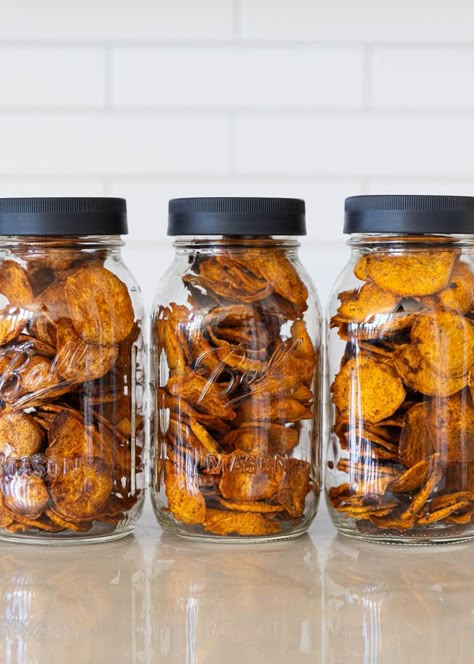 This recipe makes a crunchy snack that lasts a very long time! Freeze dried sweet potato chips are a great way to preserve sweet potatoes. Rehydrating Freeze Dried Food, Freeze Dried Christmas Gifts, Seasonal Homestead, Freeze Drier, Egg Business, Freeze Dry Food, February Vision Board, Freeze Dried Food Storage, Freeze Dried Vegetables