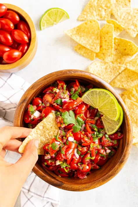 Easy Fresh Salsa, Grape Tomato Recipes, Roasted Grape Tomatoes, Tomato Salsa Recipe, Cherry Tomato Recipes, Fresh Tomato Recipes, Chicken Bowls, Side Items, Chicken Enchiladas Easy