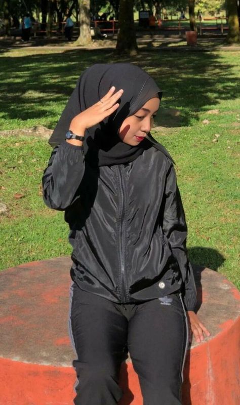 Logo Proton Perempuan, Proton Perempuan, Logo Proton Awek Sekolah, Awek Malaysia, Awek Melayu, Foto Cewek Hijab Aesthetic, Female Celebrity Crush, Track Leggings, Hijab Teen