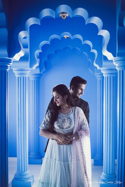 Pre Wedding Shoot Pics, Pre Wedding Photography Poses Indian, Stills For Pre Wedding Shoot, Tredisnal Pre Wedding Shoot, Best Pre Wedding Photoshoot, Wedding Outdoor Shoot, Pre Wedding Stills, Pre Wedding Photo Shoot Poses, Pre Wedding Poses Indoor