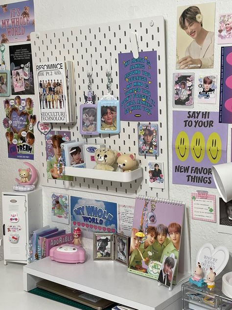 Skadis Pegboard Kpop, Aesthetic Kpop Desk Setup, Skadis Kpop, Kpop Room Decor Ideas Aesthetic, K Pop Desk Ideas, Kpop Pegboard Ideas, Husband Pov, Nct Room Decor, K-pop Room