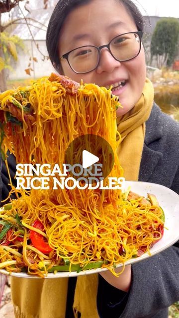 Easy Singapore Noodles Recipe, Vegan Asian Food, Singapore Fried Rice, Singapore Rice Noodles, Cha Chaan Teng, Singapore Noodles Recipe, Dried Rice, King Oyster Mushrooms, Yellow Curry Paste