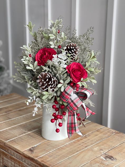 Easy Christmas Flower Arrangements, Christmas Bouquet Centerpiece, Artificial Christmas Arrangements, Simple Christmas Floral Arrangements, Diy Christmas Arrangements, Winter Floral Arrangements Centerpieces, Christmas Flower Arrangements Ideas, Christmas Floral Arrangements Diy, Red Christmas Flower