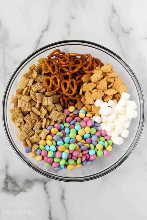 Easter Bunny Bait snack mix is a fun and easy no-bake treat. This sweet and salty snack mix is easy to customize. You'll love this easy Easter dessert. Easter Preschool Snacks, Easter Party Snacks, Easter Trail Mix, Bunny Bait Recipe, Easter Kids Snacks, Easy Easter Snacks, Easter Snack Mix, Spring Snacks, Easter Party Food