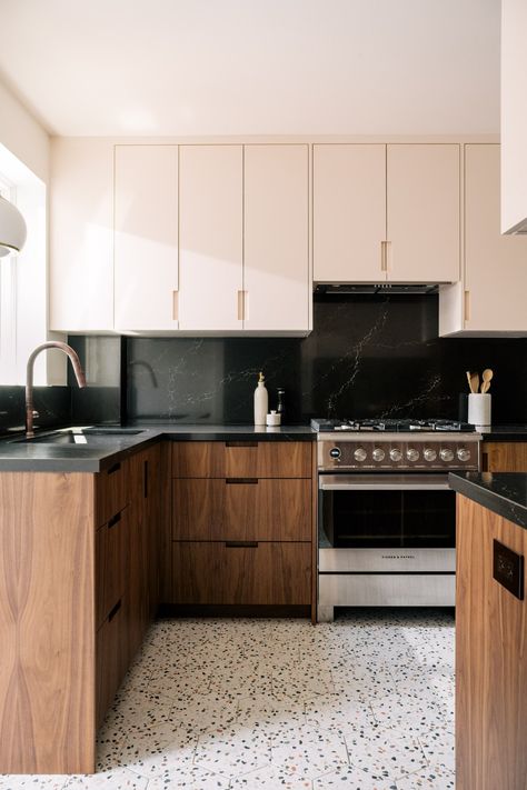 A narrow galley kitchen with blush pink upper cabinet and ceiling, black countertops, and brown lower cabinets. The floor is filled with a hexagonal terrazzo tile. Galley Kitchen With Black Countertops, Terrazzo Mid Century, Terrazzo Island Kitchen, Kitchen Diner Flooring Ideas, Two Tone Galley Kitchen, Terrazzo Tile Kitchen Floor, Kitchen Tile Flooring Ideas, Kitchen L Shape Design, Kitchen Brown Floor