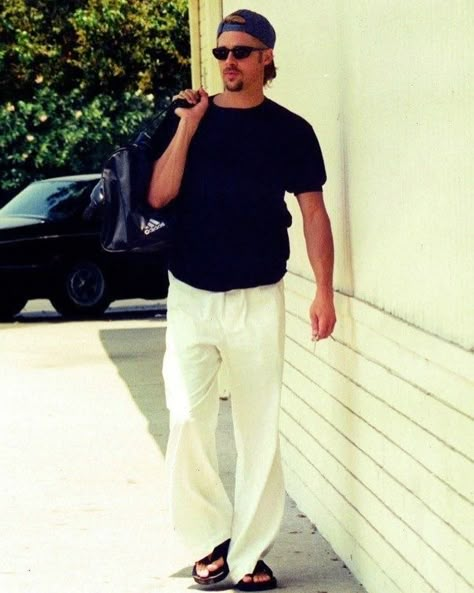 90s Men Actors, 90s Brad Pitt Fashion, David Beckham Summer Style, Brad Pitt 90s Style, 90s Man Outfit, 1990s Fashion 90s Style Men, 90s Brad Pitt, Brad Pitt Fashion, 1990s Fashion 90s Style