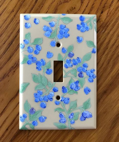 Lightswitch Ideas Painting Cute, Cute Lightswitch Ideas, Painting Outlet Covers Ideas, Painted Light Switch Plates Aesthetic, Painted Light Switch Plates Ideas, Painted Outlet Covers Diy, Light Switch Art Aesthetic, Outlet Painting Ideas Aesthetic, Painted Lightswitch Cover