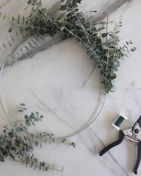 Eucalyptus Hoop Wreath, Wreath Eucalyptus Christmas, Christmas Wreath Eucalyptus, How To Make A Eucalyptus Wreath, Dried Eucalyptus Wreath, Diy Xmas Wreath Ideas, Diy Eucalyptus Wreath, Simple Wreath Ideas, Eucalyptus Wreath Decor