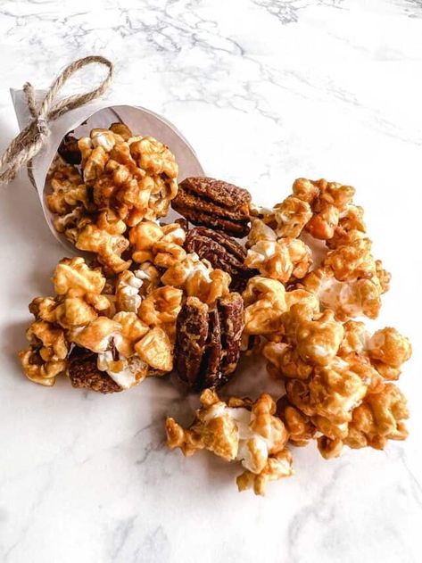 Praline Popcorn, Pecan Popcorn, Halloween Food Snacks, Pecan Praline, Popcorn Balls, Boozy Desserts, Pecan Pralines, Flavored Popcorn, Caramel Corn