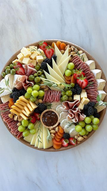 Small Charcuterie, Small Cheese Boards, Lucky Food, Charcuterie Appetizers, Party Food Buffet, Foreign Food, Charcuterie Inspiration, Charcuterie Recipes, Easy Food Art