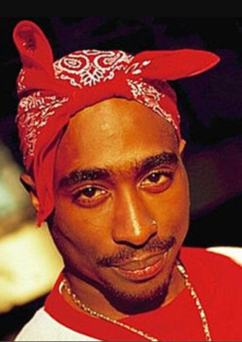 Tupac 2pac Bandana, Tupac Bandana, Tupac Outfits, Tupac Makaveli, Gang Culture, Bandana Style, Bandana Styles, Hip Hop Art, Tupac Shakur