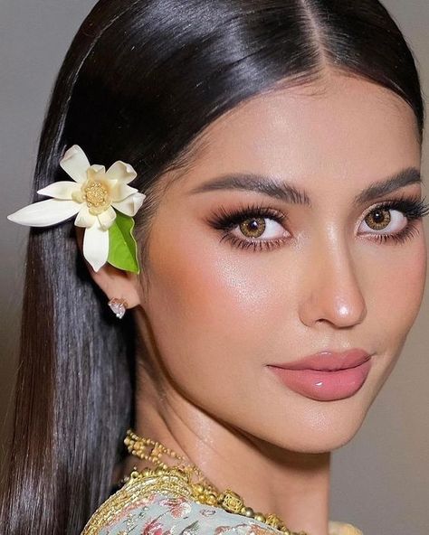 #makeuplover #beautyobsessed #makeuptips #glamgoals #makeupaddict #beautycommunity #makeupinspo #makeupjunkie #makeuplooks #makeupartist Miss Universe 2023, Loy Krathong Festival, Miss Universe Thailand, Bird Makeup, Pink Lipgloss, Loy Krathong, Pageant Makeup, Good Makeup, Thai Traditional Dress