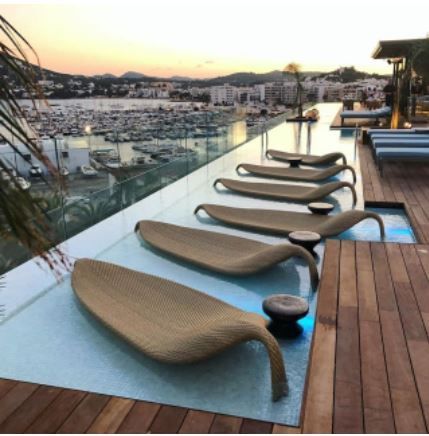 Pool Chaise, Mexico House, Condo Furniture, Chaise Lounger, Luxury Pools, Backyard Pool Designs, Pool Furniture, Beach Chair, Organic Design