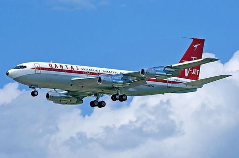 Boeing 707-138B Qantas Jett Clipper Ella N707JT Qantas Airlines, Plane Pictures, Australian Airlines, Boeing 707, Boeing Aircraft, Passenger Aircraft, Jet Age, Air Plane, Vintage Airlines