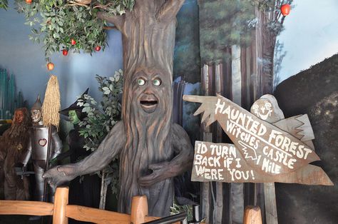 The Haunted Forest - Wizard of Oz by louise.haigh, via Flickr Wizard Of Oz Props, Forest Wizard, The Wizard Of Oz Costumes, Wizard Of Oz Play, Trees Decoration, Wizard Of Oz Musical, Wizard Of Oz Decor, Haunted Forest, Apple Trees