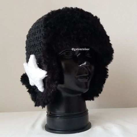 fluffy hat rusian crochet beanie handmade lana algodón star knit tejido gorro invierno peluche Shin Hat Nana Crochet, Crochet Ushanka Hat, Crochet Black Hat, Crochet Fuzzy Hat, Y2k Crochet Hat, Fuzzy Crochet Hat, Ushanka Crochet, Fluffy Crochet Projects, Fluffy Crochet Hat