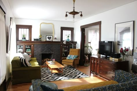 Rachel Denbow's lovely living room via A Beautiful Mess Small Craftsman Living Room, Bungalow Living Room, Craftsman Living Room, Craftsman Decor, Long Living Room, Living Room Layout, A Beautiful Mess, Craftsmen Homes, Vintage Living Room