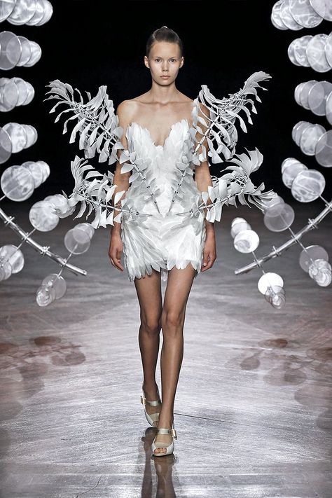 Iris van Herpen collaborates with architects for hypnotizing couture presentation - Archpaper.com Anthony Howe, Iris Van Herpen Couture, Origami Fashion, Iris Van Herpen, Georges Hobeika, Dior Haute Couture, Infinity Dress, Jumpsuit Pattern, Couture Week