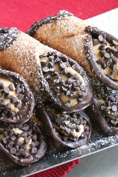 Cannoli Aesthetic, Fried Deserts, Cannoli Recipe Easy, Homemade Cannoli Recipe, Chocolate Cannoli, Cannoli Recipes, Cannoli Desserts, 1800s Aesthetic, Italian Sweets