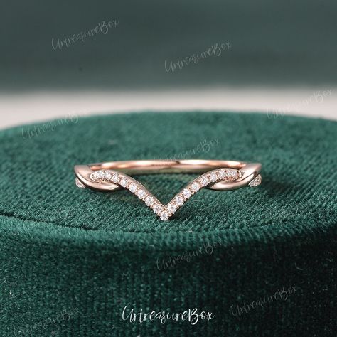 Curved Twisted Diamond Wedding Band Rose Gold Infinity  Moissanite curved Match Stacking Band Antique Wedding Ring Promise Anniversary Ring * Can fit a different shape engagement ring, please contact me! * With a CAD preview confirm before making the rings * Order Service: Engraving/Rush Order/ Shipping Upgrade/ Size Upgrade/ 18K or Platinum upgrade https://www.etsy.com/listing/889751602/ Jewelry Details: * Accents: 0.1ct moissanite or natural diamond * Natural Diamond: * Color & Clarity: H, SI Triangle Wedding Band, Interlocking Wedding Rings, Criss Cross Engagement Ring, Twisted Wedding Band, Braided Wedding Band, Antique Wedding Ring, Cute Promise Rings, Hand Jewelry Rings, Twist Wedding Band