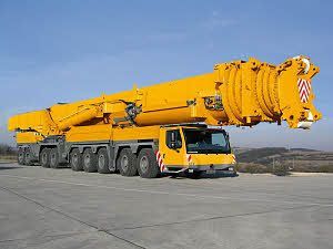 The Liebherr LTM 11200-9.1 mobile crane sports a 100-meter telescopic boom -- the longest in the world. That's longer than a football field. Tell me that's not awesome... by Ingo Valgma Liebherr Crane, Crane Construction, Truk Besar, Mobile Crane, Tower Crane, Crane Operator, Heavy Construction Equipment, Road Train, Construction Machines