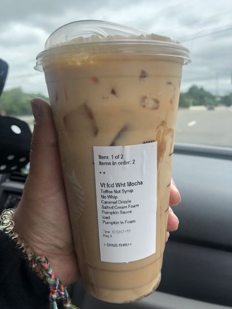 White Mocha Coffee, Starbucks Drink Orders, Peppermint White Mocha, Pumpkin Spice Latte Starbucks, Iced Mocha Coffee, Dunkin Drinks, Starbucks Ideas, Starbucks Drink Menu, Coffee Orders