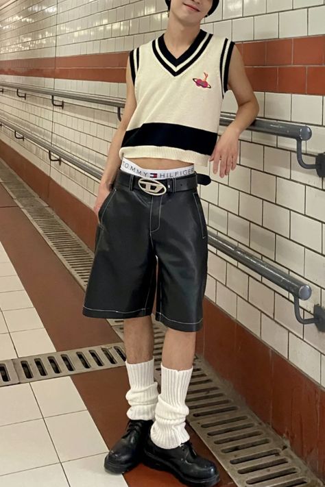 Feminine Man Outfit, Outfits Shorts Hombre, Outfits Y2k Hombre, Feminine Boy Outfit, Queer Fashion Feminine, Vest Outfits Men, Y2k Outfits Men, Sick Clothes, Genderless Fashion