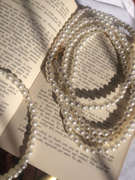 Pearls Aesthetic, Pearl Aesthetic, Cream Aesthetic, Pearl Accessories, Princess Aesthetic, Beige Aesthetic, Old Money Aesthetic, Vintage Pearls, Girly Jewelry