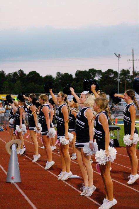 Sideline Cheer Aesthetic, Middle School Cheerleading, Highschool Cheer, Dance Team Photos, Cheerleading Bags, Cheer Aesthetic, Cheer Season, Sideline Cheer, Cheer Photos