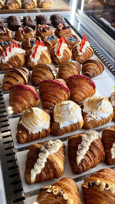 Sweet Board, Italian Bakery, Pastry And Bakery, Bakery Cafe, Cute Desserts, Food Obsession, Kitchen Designs, Cafe Food, Finger Food