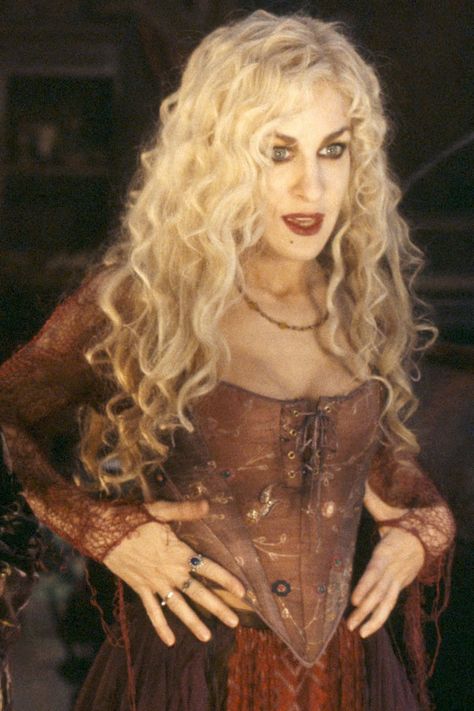 Bonnie Bennett Costume, Blonde Halloween Characters, Sarah Sanderson Aesthetic, Sarah Sanderson Makeup, Hocus Pocus Cast, Sarah Sanderson Hocus Pocus, Sarah Sanderson Costume, Hermanas Sanderson, Victorian Ghost