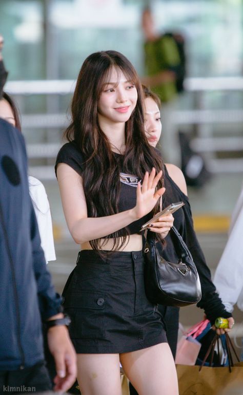 Karina Airport, Aespa Style, 17 Kpop, Blackpink Fashion, Kpop Outfits, Kpop Fashion, Outfits Casuales, Cute Casual Outfits, Korean Girl