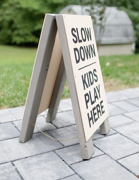 Make this slow kids at play sign DIY wooden frame sign from scrap 2x4 wood. Diy Slow Down Sign, Standing Wood Sign, Diy Folding Sign, Sandwich Board Signs Diy, Diy Outdoor Signs Business, Diy Sandwich Board Sign, A Frame Sign Diy, A Frame Sign Ideas, Diy Sidewalk Sign