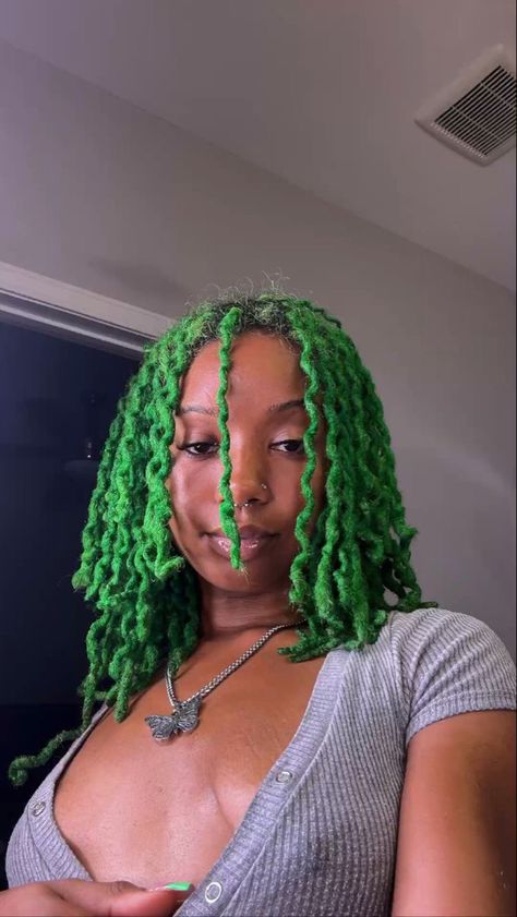 Green Locs Black Women, Green Natural Hair, Green Hair Short, Green Locs, Locs Long, Female Dreads, Green Hair Color, Dyed Dreads, Green Dreads