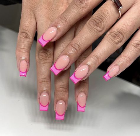 Pink Outline Acrylic Nails, Pink French Tips With Design, Nail Ideas Acrylic French Tips, Pink French Tip Designs, Pink Tip Nails, Airbrush Nails, Simple Gel Nails, Girly Acrylic Nails, French Tip Acrylic Nails