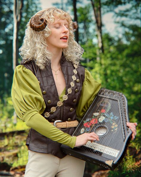 DND bard cosplay Elf Outfit Masc, Bard Costume Female, Dnd Character Cosplay, Medieval Bard Outfit, Dnd Halloween Costumes, Dnd Costume Ideas, Bard Ren Faire, Bard Outfit Ideas, Masc Ren Faire Outfits