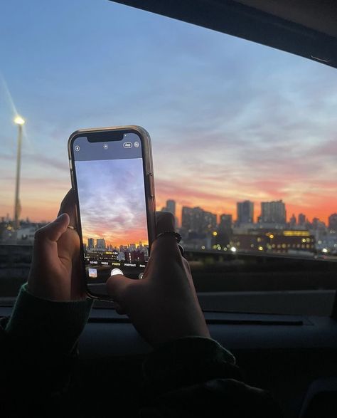 Daily Life Aesthetic Photos, Socialising Aesthetic, Scrolling Through Phone, Wow Photo, Pretty Sky, Foto Ideas Instagram, Sunset Pictures, Take Pictures, Summer Photos