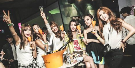 Clubbing In Seoul: 11 Tips Girls Must Know Before Partying In Korea - ZULA.sg Korean Fashion Summer Casual, Outfit Night Club, Clubbing Outfit, 90s Fashion Outfits Hip Hop Party, Korean Fashion Fall, Korean Fashion Winter, Korean Fashion Kpop, Korean Fashion Summer, Night Club Dress