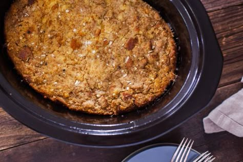 Crock Pot Cornbread Dressing Crock Pot Cornbread, Cracker Barrel Cornbread, Crockpot Cornbread, Crockpot Dressing, Dressing Thanksgiving, Cornbread Dressing Recipe, Cornbread Stuffing Recipes, Cheddar Cheese Recipes, Thanksgiving Tables