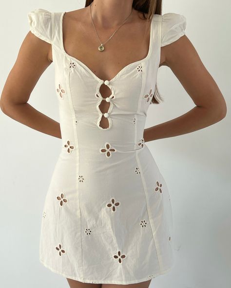 White Dress Aesthetic, Stylish Formal Dresses, Love Com, Aesthetic Dress, Julia Dress, Elegante Casual, Mode Casual, Dress Aesthetic, Looks Street Style