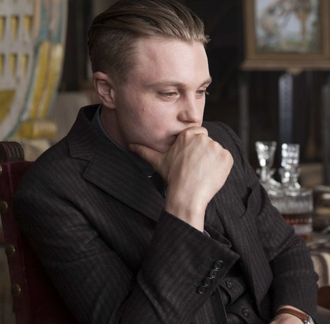 Jimmy Darmody, Empire Aesthetic, Empire Hair, Set Pictures, Michael Pitt, Tv Icon, Boardwalk Empire, Undercut Hairstyles, Curly Hair Men