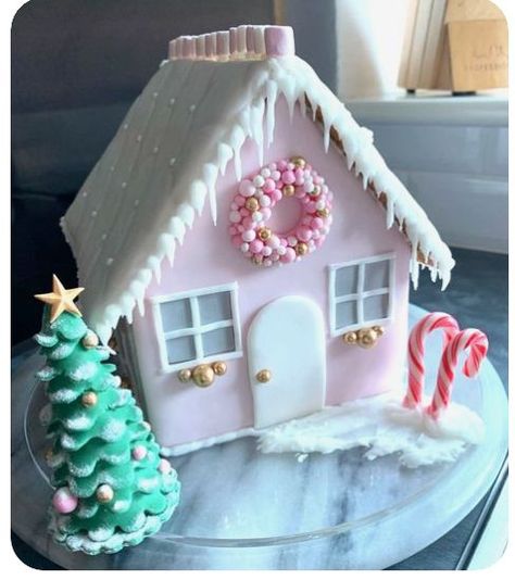 Good Gingerbread Houses, Girly Gingerbread House Ideas, Snowman Gingerbread House, Boho Gingerbread House, Display Gingerbread Houses, Cutest Gingerbread House, Ginger Bread House Decoration Ideas, Cute Pink Gingerbread House, Gingerbeard House Ideas